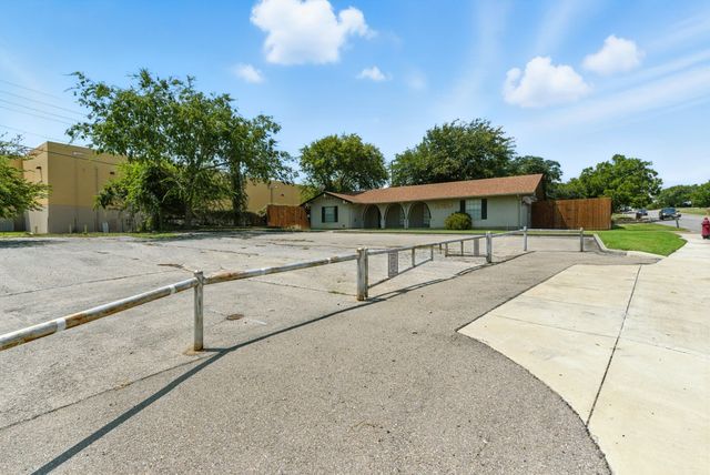 725 Red Oak Lane, Weatherford, TX 76086