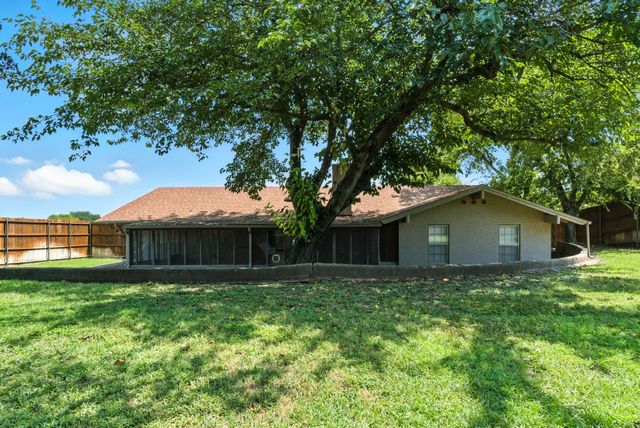 725 Red Oak Lane, Weatherford, TX 76086