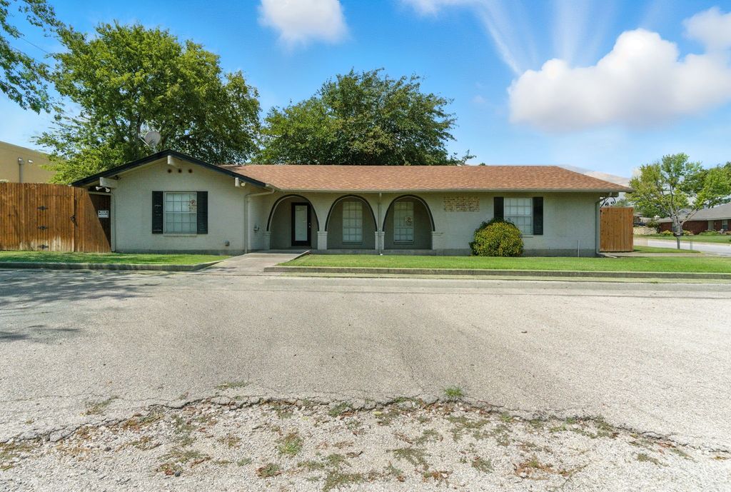 725 Red Oak Lane, Weatherford, TX 76086