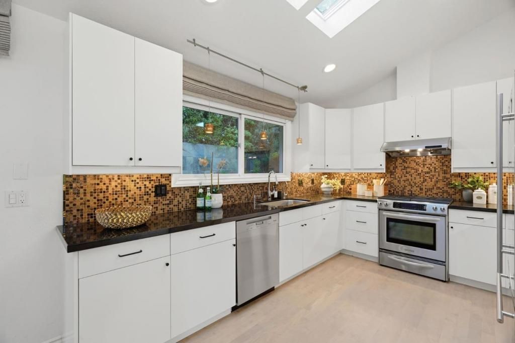 Image 12 of property listing at 215 Vista De Sierra, Los Gatos, CA 95030