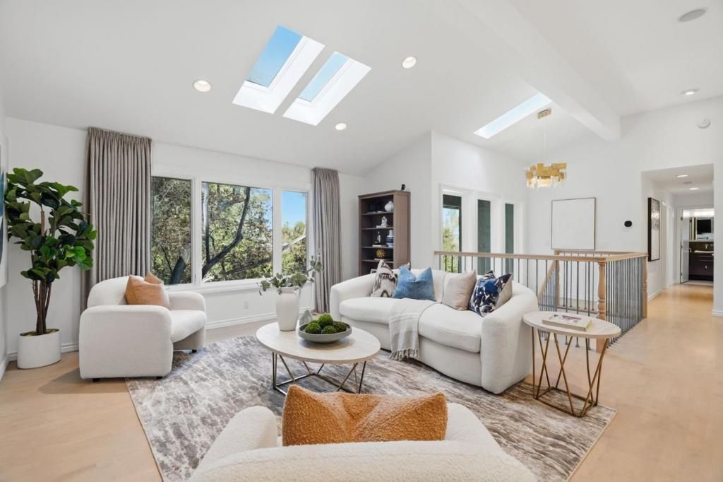 Image 3 of property listing at 215 Vista De Sierra, Los Gatos, CA 95030