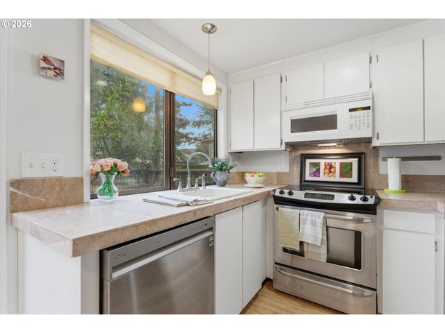 19727 Nw QUAIL HOLLOW Dr, Portland, OR 97229