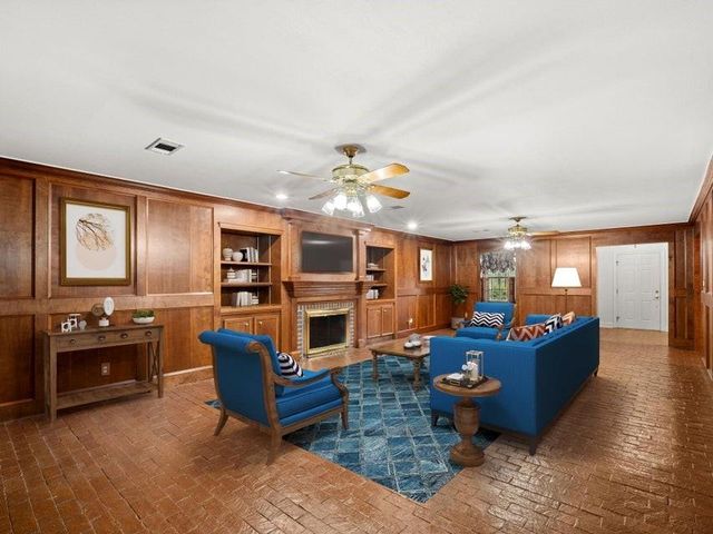 203 COUNTRY CLUB Lane, Leesville, LA 71446