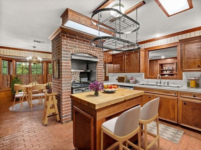 203 COUNTRY CLUB Lane, Leesville, LA 71446