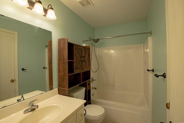 19507 E Woodsbury Road, Independence, MO 64058