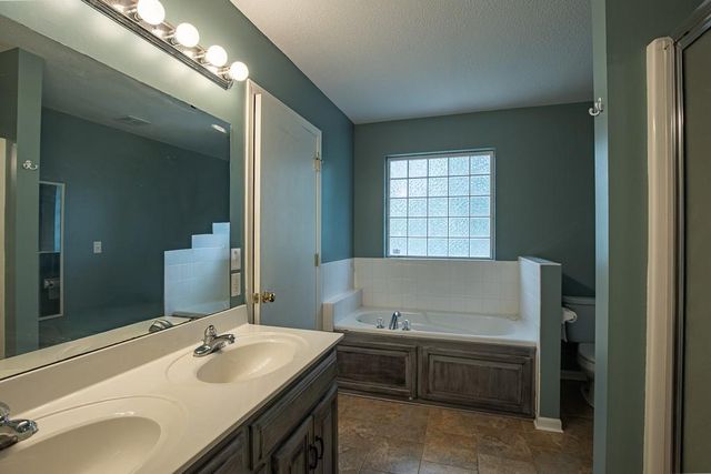 19507 E Woodsbury Road, Independence, MO 64058