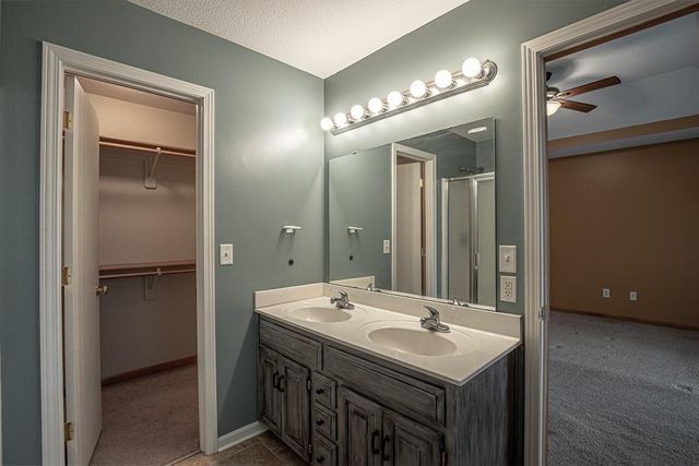 19507 E Woodsbury Road, Independence, MO 64058