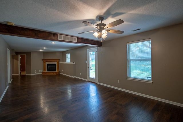 19507 E Woodsbury Road, Independence, MO 64058