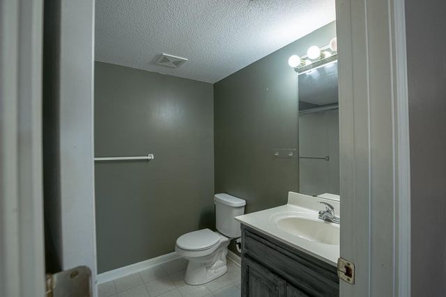19507 E Woodsbury Road, Independence, MO 64058