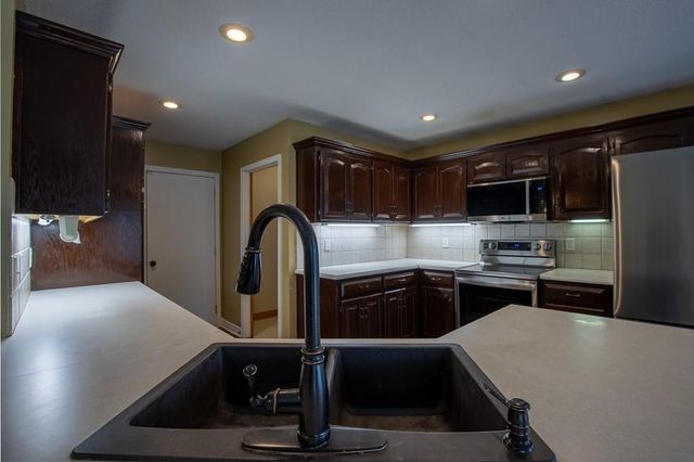 19507 E Woodsbury Road, Independence, MO 64058