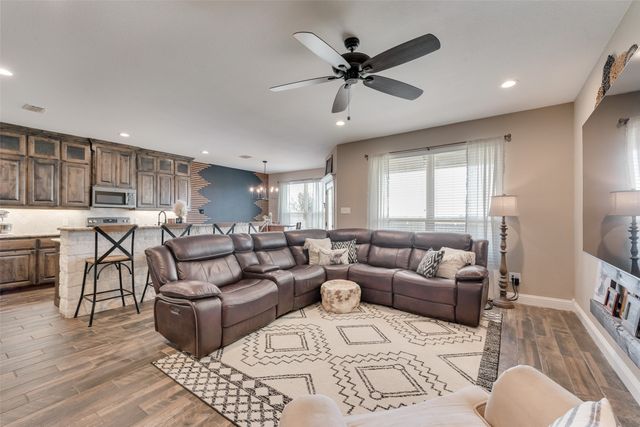 704 Carmen Ana Avenue, Grandview, TX 76050