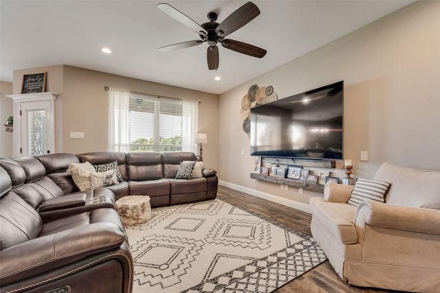704 Carmen Ana Avenue, Grandview, TX 76050