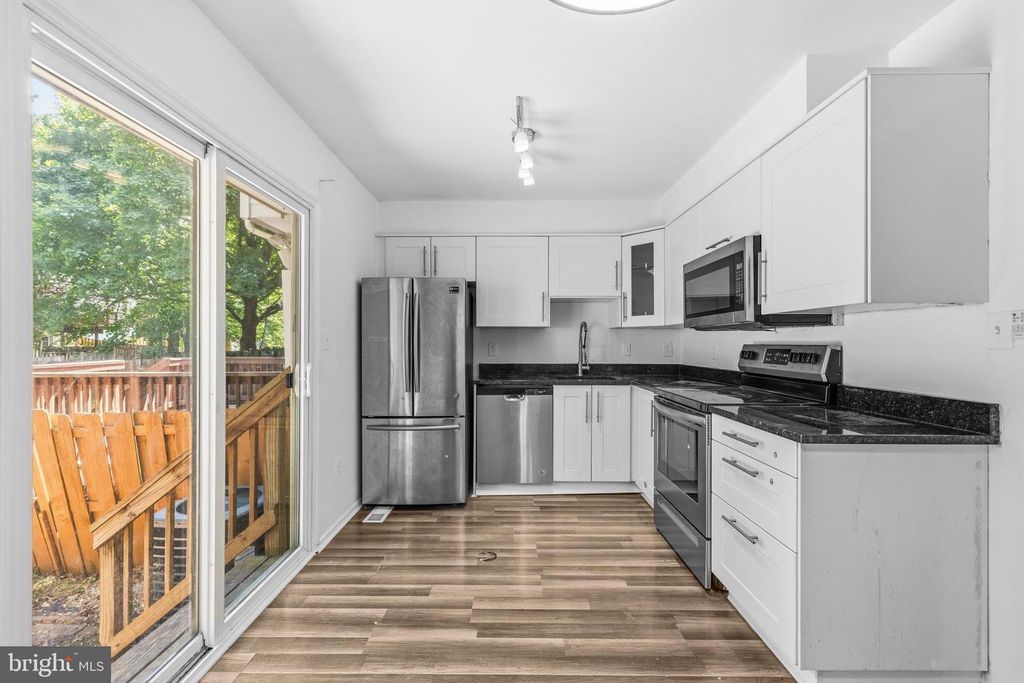 Image 10 of property listing at 13602 AMBASSADOR DR #13602, Germantown, MD 20874