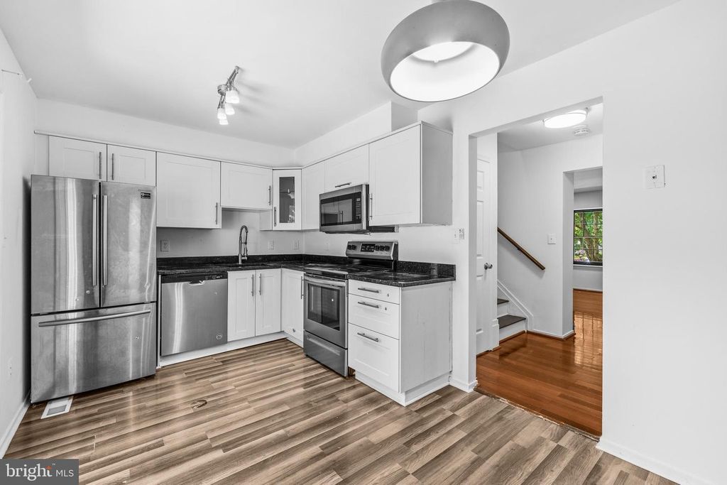 Image 11 of property listing at 13602 AMBASSADOR DR #13602, Germantown, MD 20874