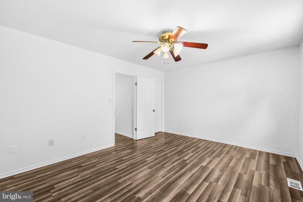 Image 16 of property listing at 13602 AMBASSADOR DR #13602, Germantown, MD 20874