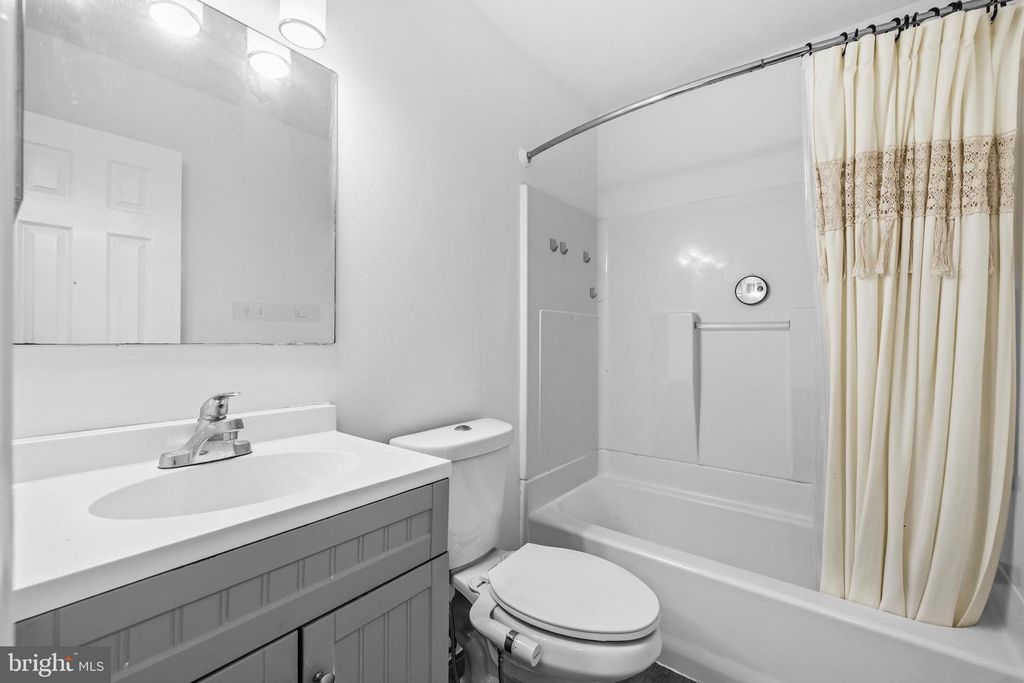 Image 18 of property listing at 13602 AMBASSADOR DR #13602, Germantown, MD 20874