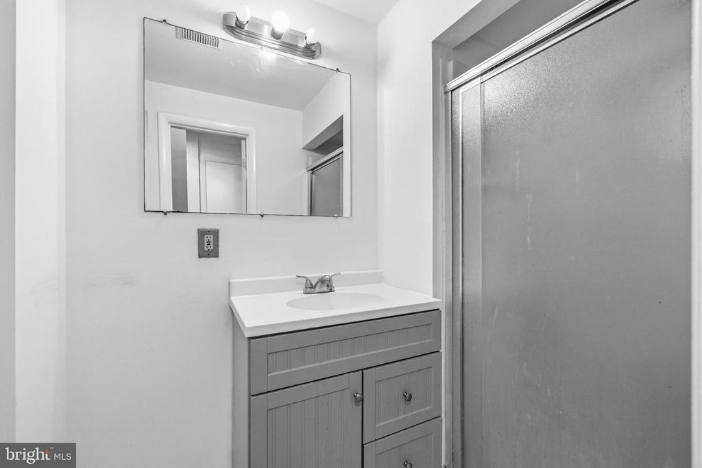 Image 27 of property listing at 13602 AMBASSADOR DR #13602, Germantown, MD 20874