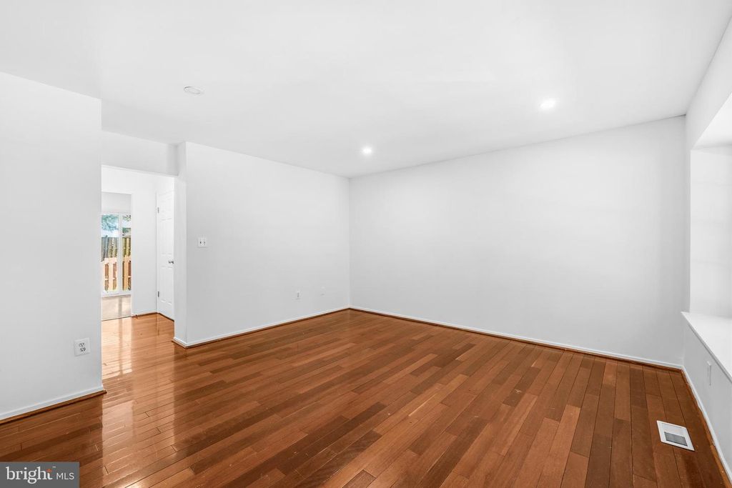 Image 3 of property listing at 13602 AMBASSADOR DR #13602, Germantown, MD 20874
