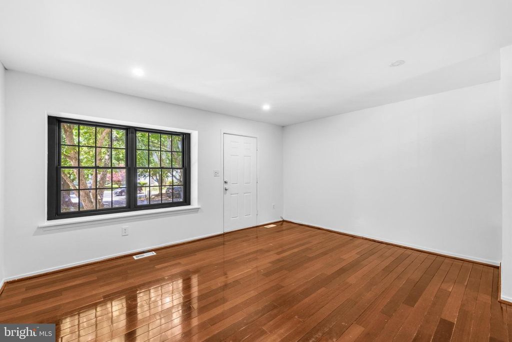 Image 4 of property listing at 13602 AMBASSADOR DR #13602, Germantown, MD 20874