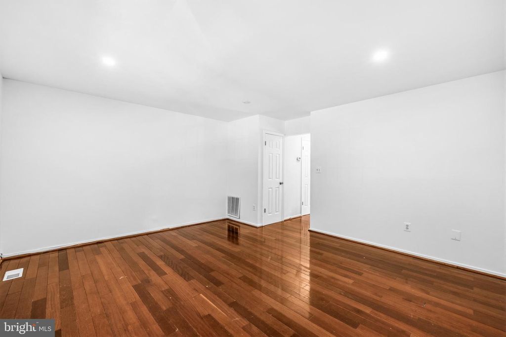 Image 5 of property listing at 13602 AMBASSADOR DR #13602, Germantown, MD 20874