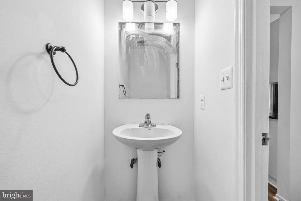 Image 7 of property listing at 13602 AMBASSADOR DR #13602, Germantown, MD 20874