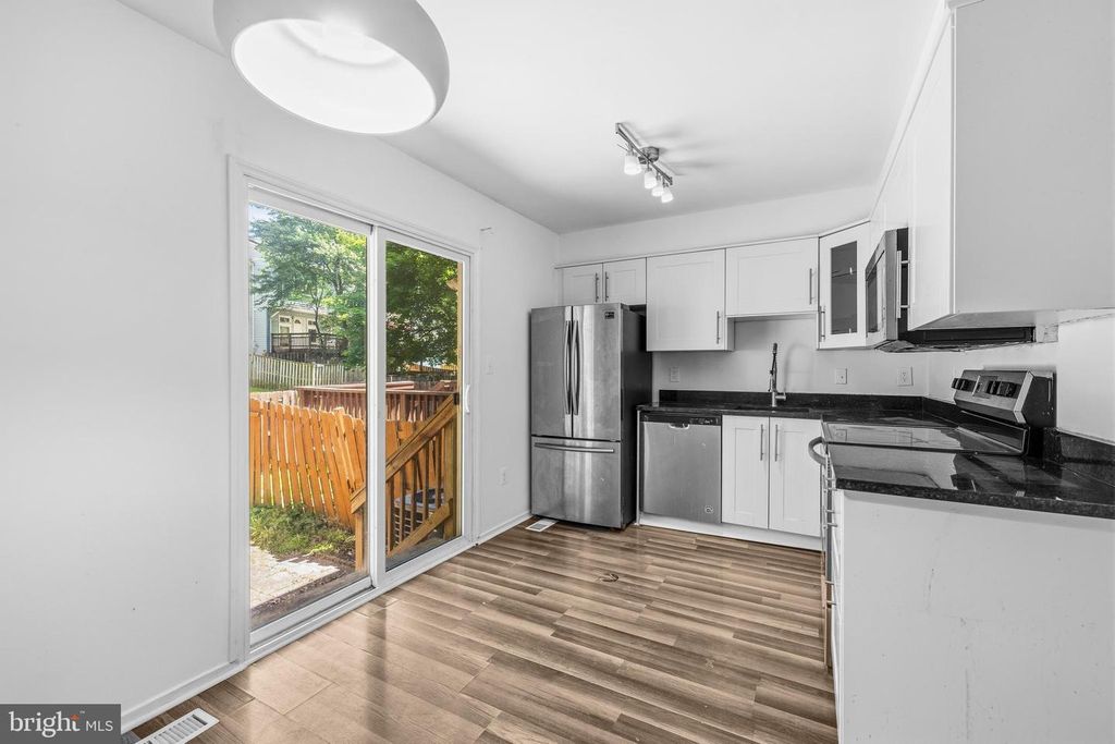 Image 9 of property listing at 13602 AMBASSADOR DR #13602, Germantown, MD 20874