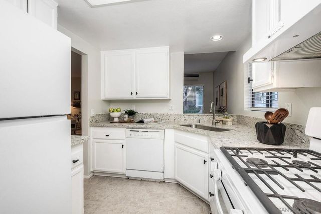 1087 Shadowridge Dr 107, Vista, CA 92081