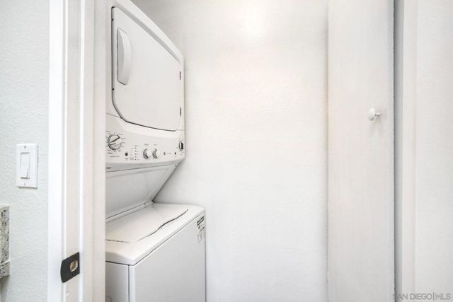 1087 Shadowridge Dr 107, Vista, CA 92081