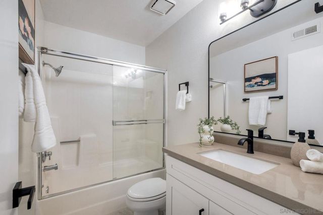 1087 Shadowridge Dr 107, Vista, CA 92081