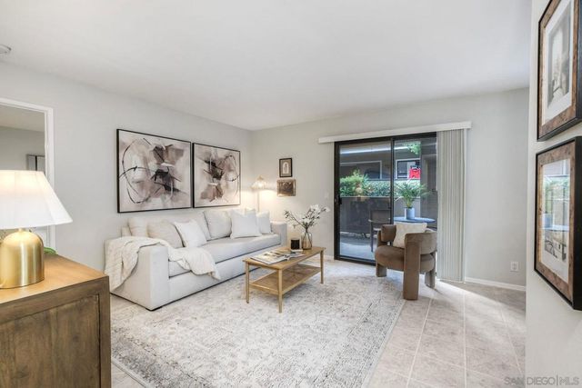 1087 Shadowridge Dr 107, Vista, CA 92081