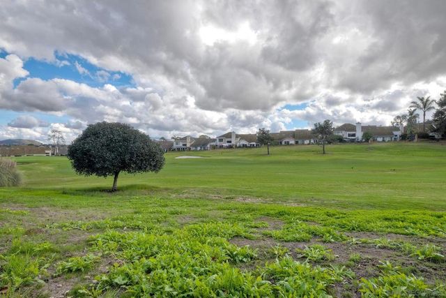 1087 Shadowridge Dr 107, Vista, CA 92081