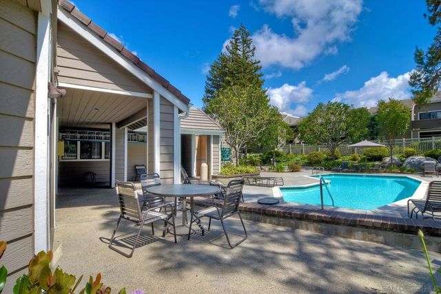 1087 Shadowridge Dr 107, Vista, CA 92081