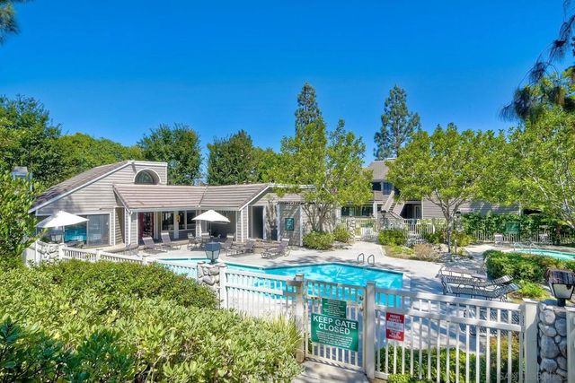 1087 Shadowridge Dr 107, Vista, CA 92081