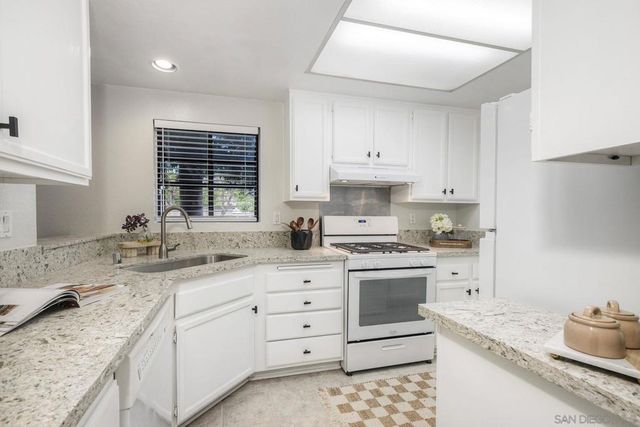 1087 Shadowridge Dr 107, Vista, CA 92081