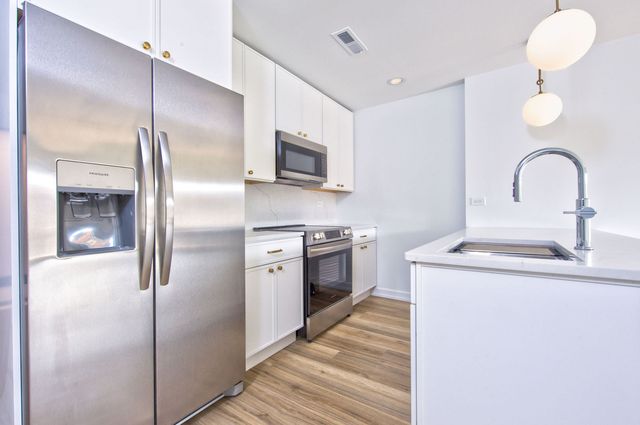 9396 Landings Lane 202, Des Plaines, IL 60016