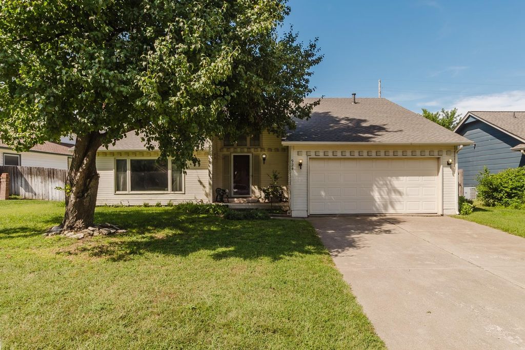 924 W Cedarwood Ct., Andover, KS 67002