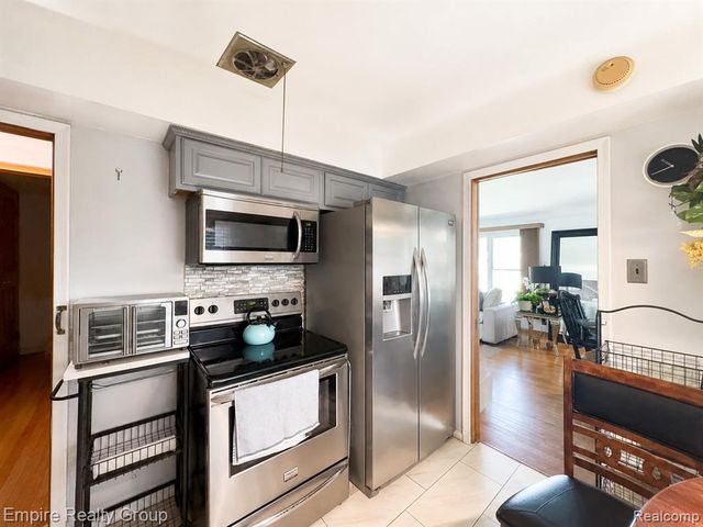 17300 Buckingham Avenue, Beverly Hills, MI 48025