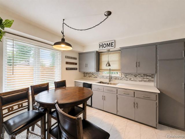 17300 Buckingham Avenue, Beverly Hills, MI 48025