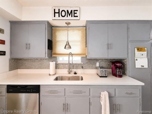 17300 Buckingham Avenue, Beverly Hills, MI 48025