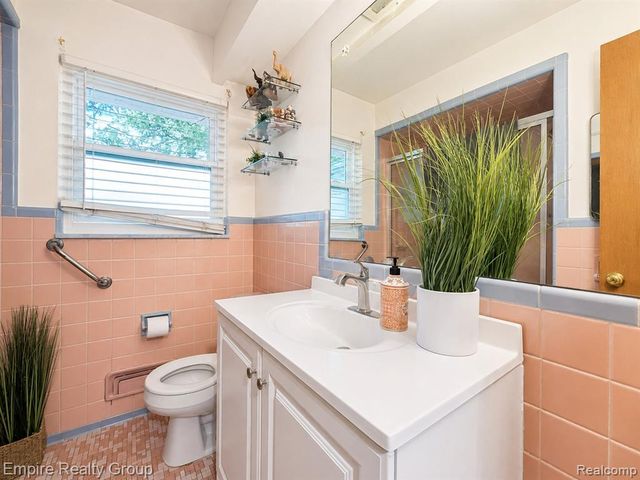 17300 Buckingham Avenue, Beverly Hills, MI 48025