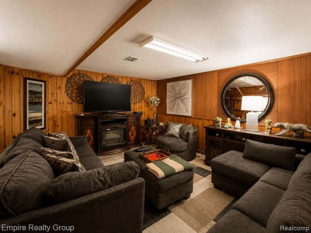 17300 Buckingham Avenue, Beverly Hills, MI 48025