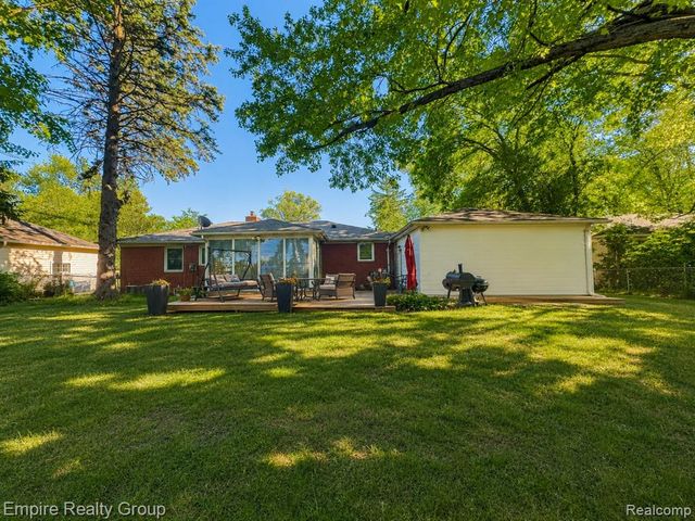 17300 Buckingham Avenue, Beverly Hills, MI 48025