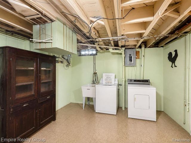 17300 Buckingham Avenue, Beverly Hills, MI 48025