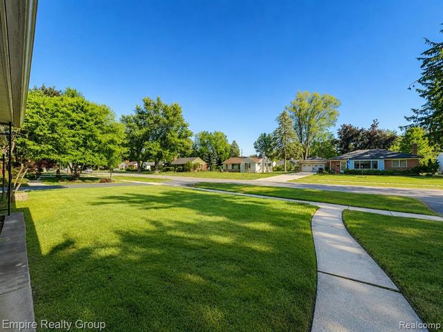 17300 Buckingham Avenue, Beverly Hills, MI 48025