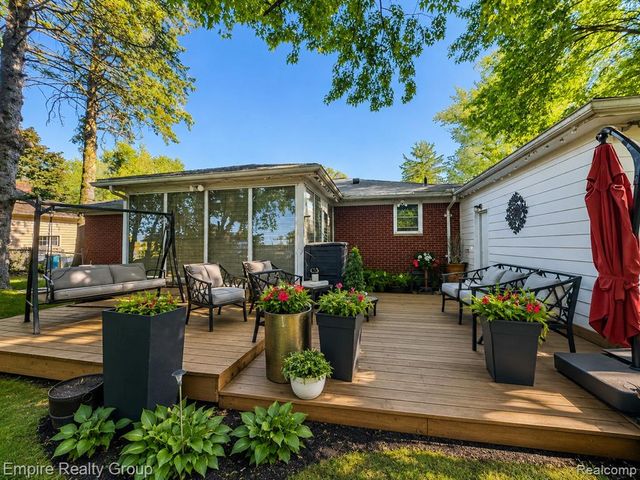 17300 Buckingham Avenue, Beverly Hills, MI 48025