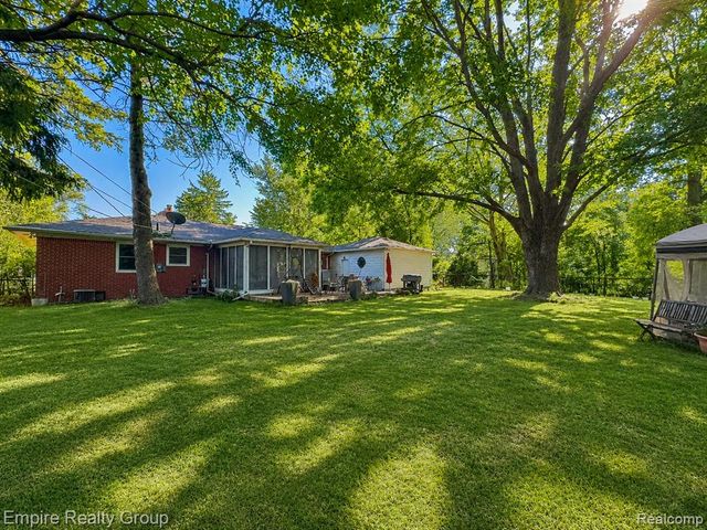17300 Buckingham Avenue, Beverly Hills, MI 48025