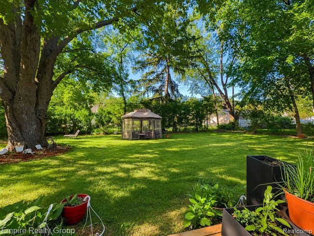 17300 Buckingham Avenue, Beverly Hills, MI 48025