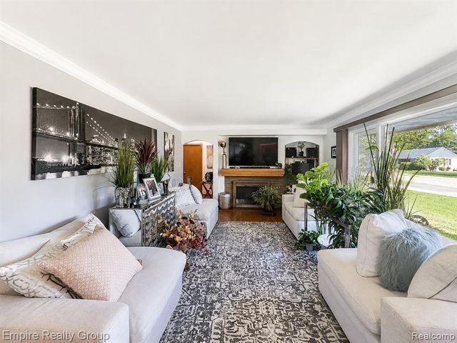 17300 Buckingham Avenue, Beverly Hills, MI 48025