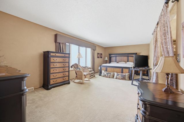171 N Woodcrest Drive N, Fargo, ND 58102