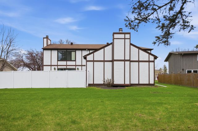 171 N Woodcrest Drive N, Fargo, ND 58102